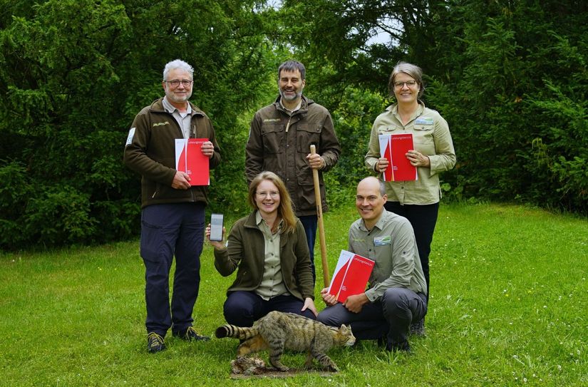Stolz präsentiert die Nationalparkverwaltung den druckfrischen Jahresbericht 2023 .