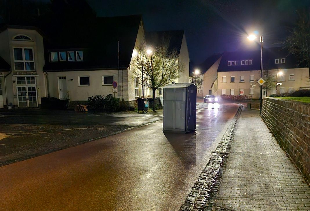 Die Dixi-Toilette stand mitten auf der Straße.