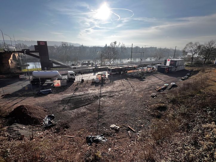 Das ehemalige "Autohaus-Buschmann"-Gelände am Haltepunkt Pallien. Dahinter die Bonner Straße.
