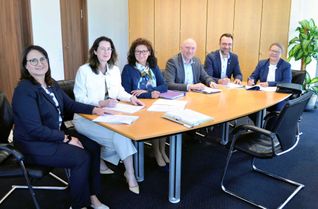 Von links: Kirsten Hoben, Julia Beinecke und Gabriele Gerlach (Bundesanstalt für Immobilienaufgaben), Landrat und Verbandsvorsteher Andreas Kruppert, Bürgermeister Heiko Jakobs, Tanja Schnarrbach (Objektgesellschaft Bitburg Housing GmbH) bei der Vertragsunterzeichnung.