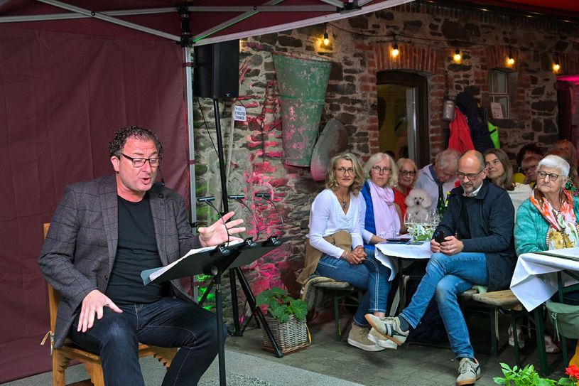Stefan Wilkening las zum Thema "Glück" vor einem begeisterten Publikum.