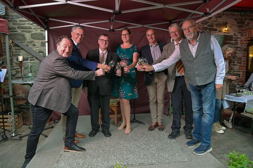 Gruppenfoto mit Vertretern aus der Politk und Sponsoren.