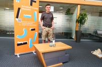 Der Beistelltisch in Eiche / Lack grau von Christoph Roth, Ausbildungsbetrieb Tischlerei Mohnen aus Idesheim, ist ebenso exzellent gelungen und nimmt am Wettbewerb teil.
Zudem hat Christoph Roth im Prüfungsergebnis (theoretischer und praktischer Teil) sowohl innerhalb der Prüfungsgruppe Bitburg das beste Ergebnis erzielt als auch unter aller Prüflingen
in der Westeifel.