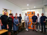 In Schönecken hatte die Raiffeisenbank Westeifel eG ihre Räumlichkeiten zur Verfügung gestellt. Klaus Baulesch (rechts), stellvertretender Obermeister, dankte allen ehrenamtlichen Prüfungsausschussmitgliedern für ihren Einsatz und den Banken für ihre Unterstützung.