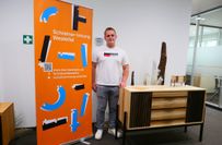 Julian Görgen hat bei der Schreinerei Holzform in Lünebach gelernt und darf sich Prüfungsbester nennen. Sein Gesellenstück, ein Sideboard, kombiniert aus dunkler Wenge mit ausdrucksstarker Esche, ist nominiert für den Wettbewerb „Die Gute Form 2024“.