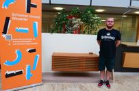 Mit seinem Hängeboard in amerikanisch-Kirschbaum geht Lukas Schrumpf, Ausbildungsbetrieb Euro BBW, in das Rennen bei "Die Gute Form 2024" auf Landesebene.