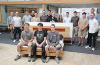 Die Ausstellung in Bitburg fand in der Hauptstelle der Kreissparkasse Bitburg-Prüm statt. Hier die neuen Gesellen zusammen mit Vertretern der Bank und vom Gesellenprüfungsausschuss der Innung.