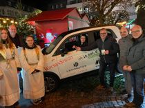 Jürgen Nett gratuliert Annika Schmidtchen, die schon mal in ihrem neuen Leapmotor Probesitzen durfte.