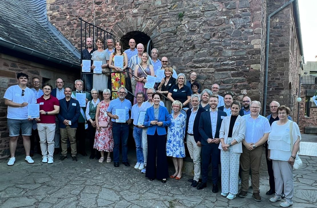 Auf der Heimbacher Burg wurden die Förderbescheide der LEADER-Region Eifel ausgegeben - 200.000 Euro werden an 24 Projekte in 13 Kommunen verteilt. Das Bild zeigt die Fördergeber um NRW-Ministerin Silke Gorißen (Bildmitte) sowie die Empfänger aus Städteregion Aachen und Kreis Düren.
