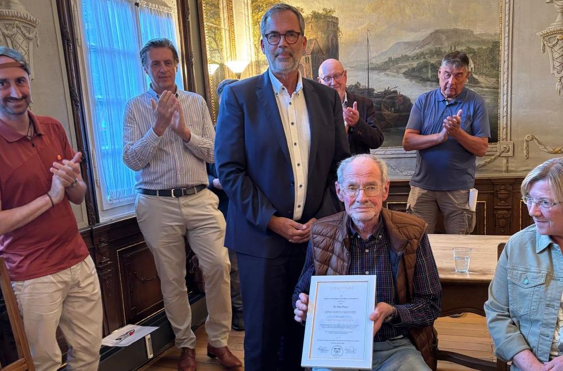 Der Vorstand um Stellvertreter Andreas Kreitz hat Dr. Hajo Peters (neben ihm seine Frau Sigrid) zum Ehrenvorsitzenden des Kunst- und Kulturverein Haus Troistorff e.V. ernannt.