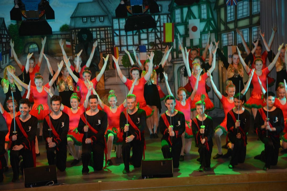 Nicht im Regen stehen gelassen fühlten sich die „Initiatoren“ Benedikt Magrean (ganz rechts) und Dorothee Lausberg (3. von rechts). Die Vertreter und Vertreterinnen der Rotarier und der Firma M3Connect waren nicht mit leeren Händen gekommen.   Foto: Günther Sander