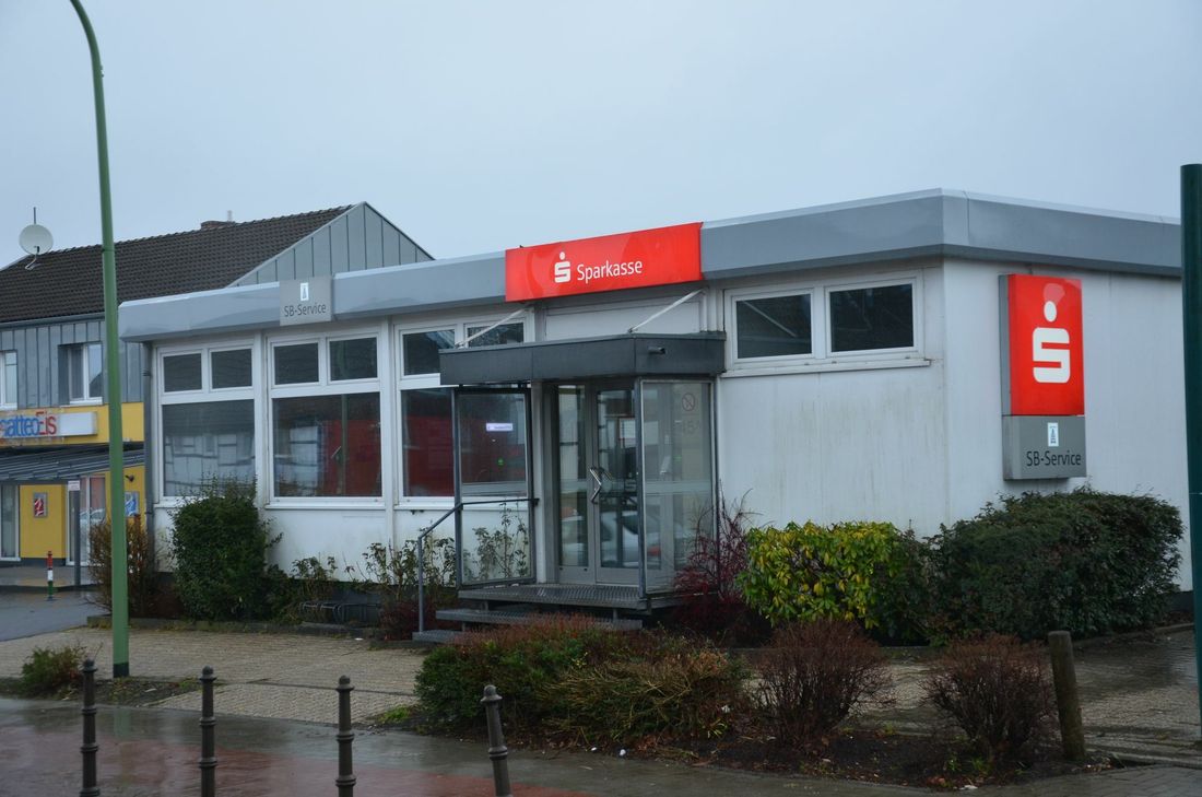 Dort, wo aktuell Geld gezogen werden kann, wird die neue Roetgener Geschäftsstelle der Sparkasse entstehen. Foto: T. Förster