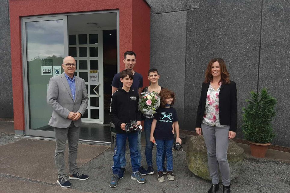 Mayens Oberbürgermeister Dirk Meid und Museumsdirektorin Alina Wilbert-Rosenbaum begrüßten die Familie Dittgen in den Erlebniswelten Grubenfeld.