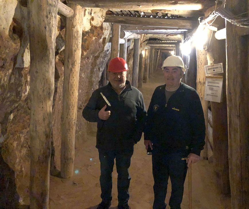 Günter Nießen (re.), hier neben Manni Lang bei einem Videodreh im Bergwerk, bietet mit seinen Mitstreitern an Silvester vier Führungen in die Mechernicher Unterwelt an.  mn-Archivfoto