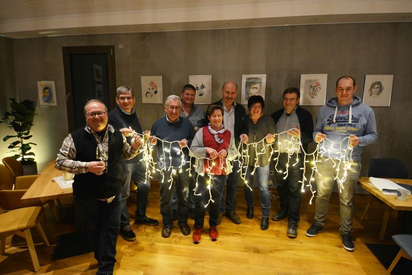 Das Organisationsteam für die Ernster »Lichtda, Lousda-Daach« haben schon viel Vorarbeit geleistet. Besonders freuen sie sich darüber, dass das ganze Dorf sie unterstützt. Am 28. und 29. Dezember ist deshalb im 600 Einwohner-Ort viel zu erwarten Foto: Zender