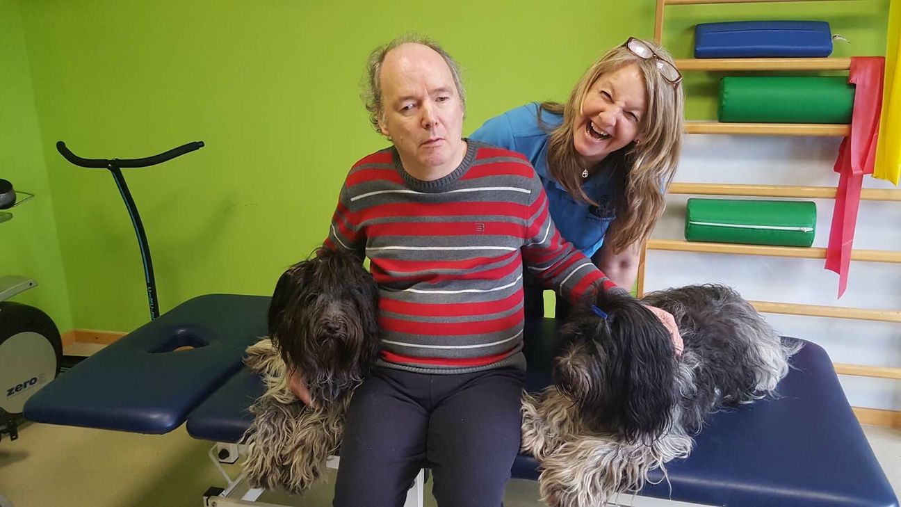 Markus ist sehr aufmerksam, wenn die beiden Hütehunde unter der Aufsicht von Hundetrainerin Elke Lachmann mit ihm arbeiten.