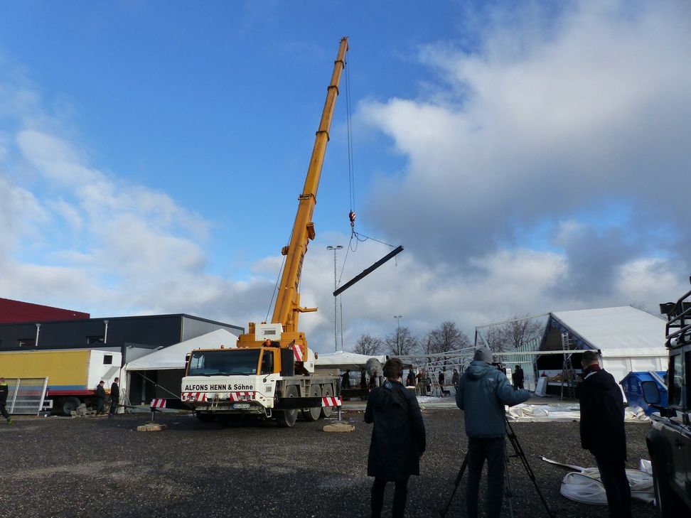 Viele Ehrenamtler sind zum Dorfgemeinschaftshaus geeilt, um Schäden zu beseitigen und den Aufbau voranzutreiben, damit am Wochenende wieder Karneval gefeiert werden kann.
