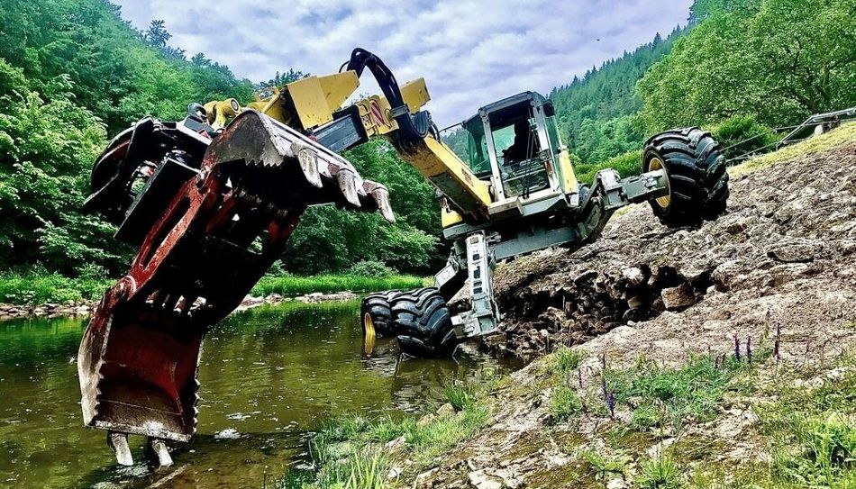 Mit einem Schreitbagger hat die Firma Peter Richarts Hunderte Kubikmeter Treibgut aus der Kyll und vom Ufer entfernt.