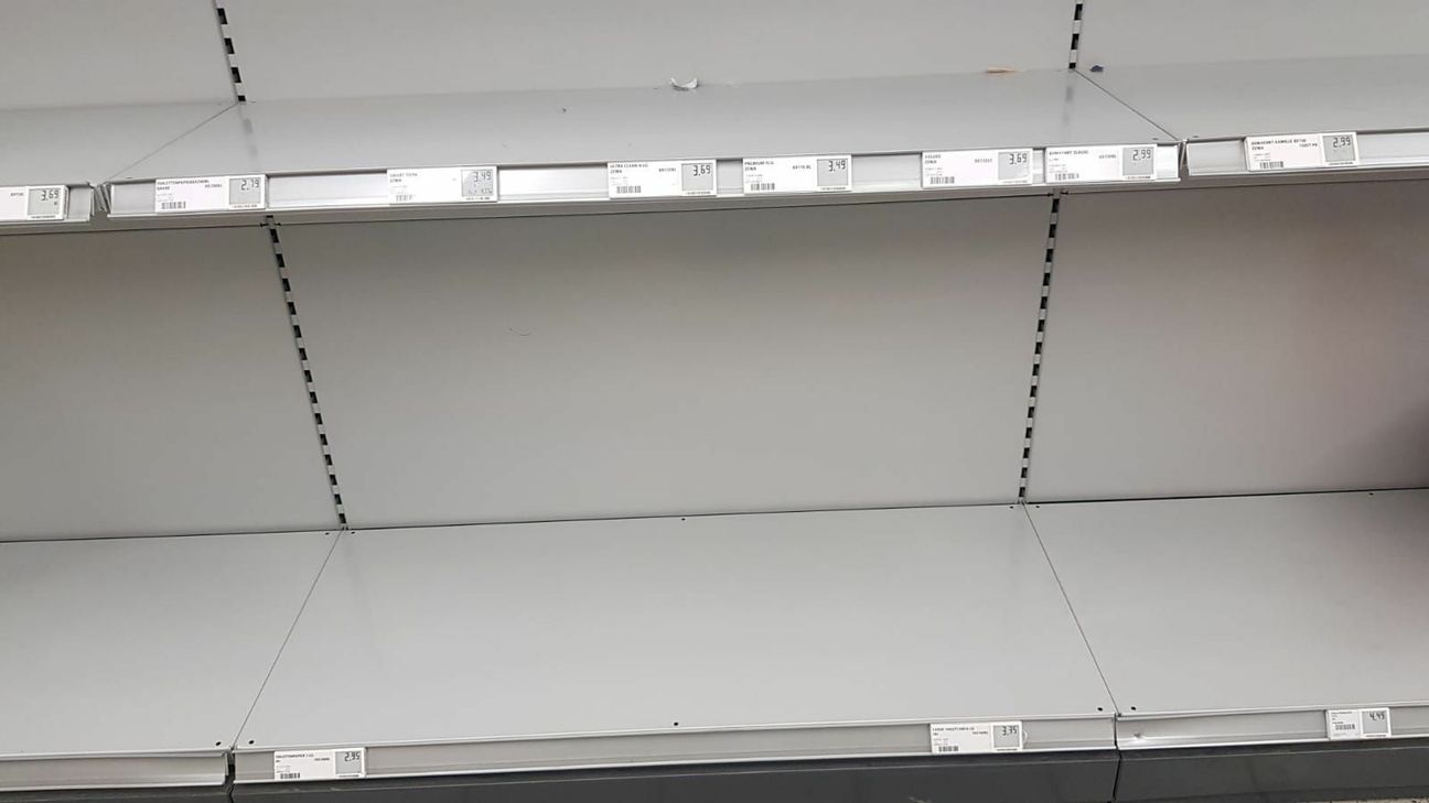 Leider immer noch ein alltägliches Bild: Viele Regale, in denen sich sonst Toilettenpapier befindet, sind leer. mn-Foto
