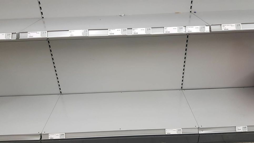 Leider immer noch ein alltägliches Bild: Viele Regale, in denen sich sonst Toilettenpapier befindet, sind leer. mn-Foto