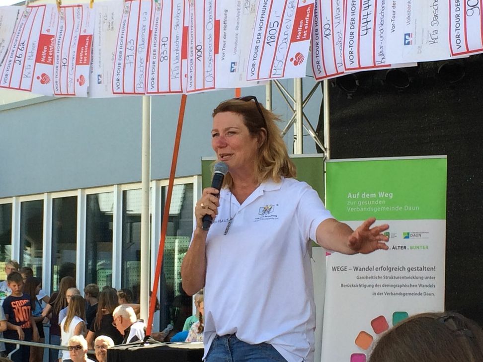 SWR-Moderatorin Heike Boomgaarden strahlte, angesichts des Spendenaufkommens, mit den Tour-Teilnehmern um die Wette. Foto: Koch