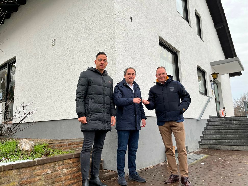 Christian Klingler, Benjamin Rubröder und Christian Hamburger bei der Schlüsselübergabe.