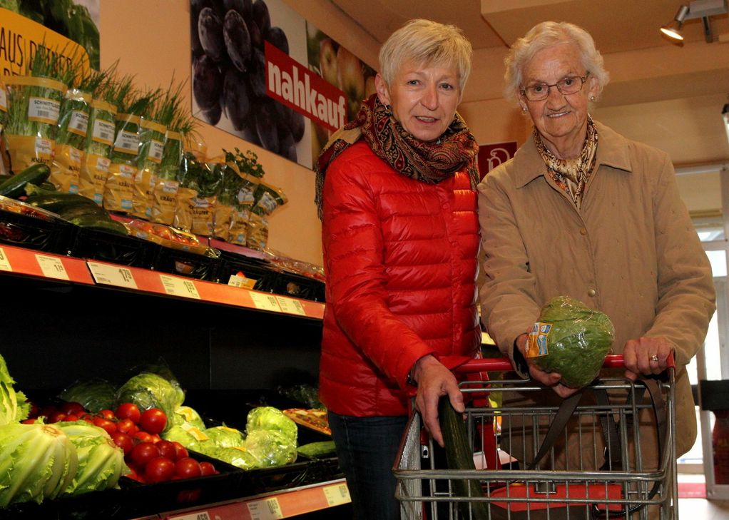 Einkaufen gehen Helfer und Hilfe-Empfänger bei der GenoEifel gerne auch einmal zu zweit, wie dieses Bild zeigt. Momentan ist das in dieser Form wegen der Corona-Pandemie nicht möglich. Dennoch bieten GenoEifel-Mitglieder an, für andere Menschen einzukaufen – in der Krise auch für Nicht-Mitglieder. Archivfoto: Thomas Schmitz/pp/Agentur ProfiPress