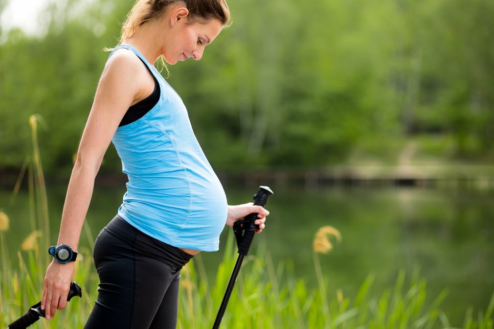 Bewegung ist auch in der Schwangerschaft wichtig. Die Elternschule bietet deshalb im Oktober einen Nordic Walking-Kurs an.