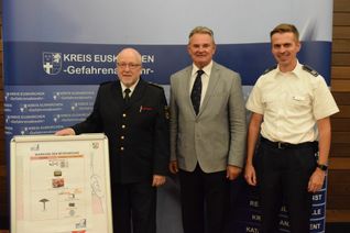 Udo Crespin, Abteilungsleiter der Gefahrenabwehr, Landrat Günter Rosenke und Martin Fehrmann, stellvertretender Abteilungsleiter begrüßen den ersten NRW-weiten Warntag. Foto: Breuer