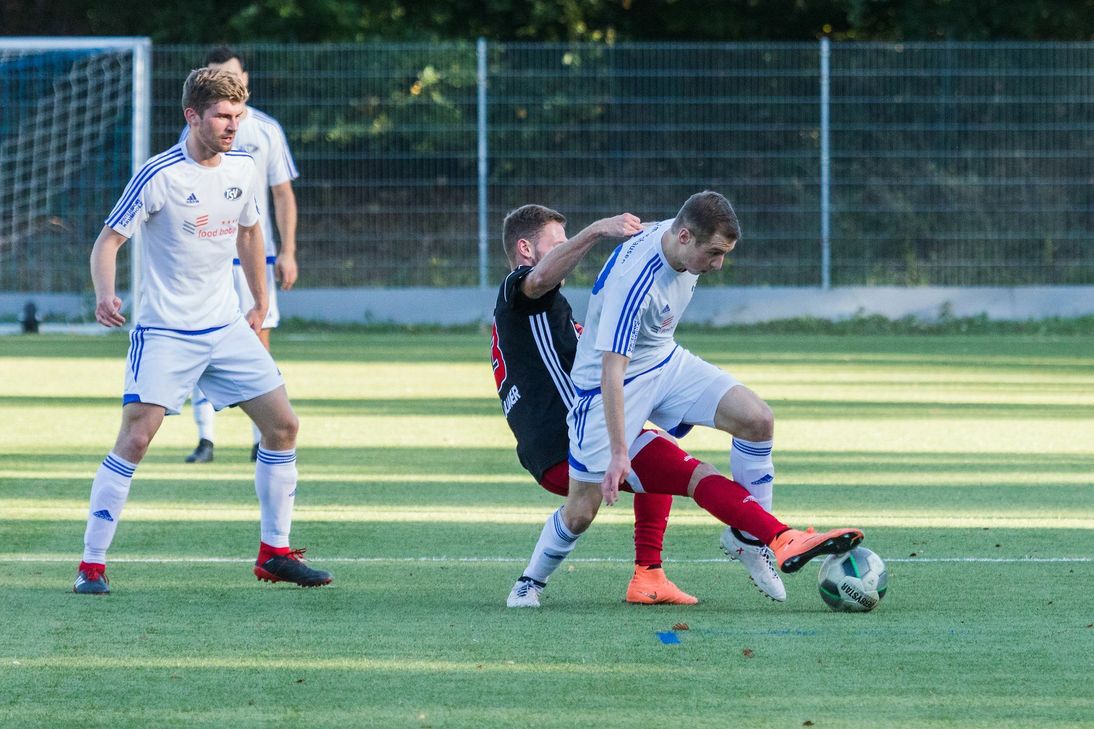Gerrit Wißfeld (li.) und Tobias Lenz sorgten für etwas Entlastung in der Emmelshausener Defensive, am Ende musste der TSV mit einem Punkt zufrieden sein. (Foto: Arno Boes)