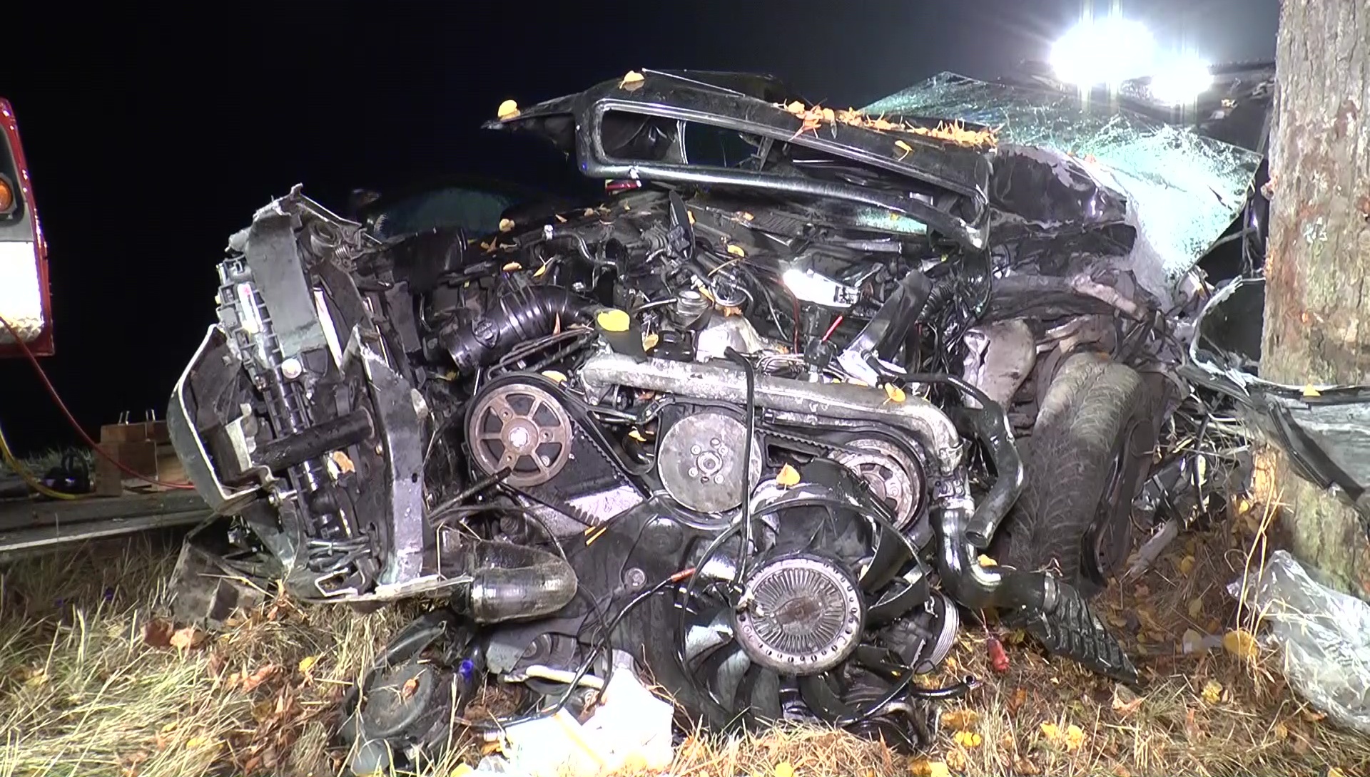 Bei einem Unfall auf der B 410 nahe Pronsfeld ist am Sonntagmorgen ein junger Mann gestorben, ein weiterer wurde schwer verletzt. Warum das Auto von der Straße abkam, wird nun von einem Sachverständigen geprüft.  Foto: Siko