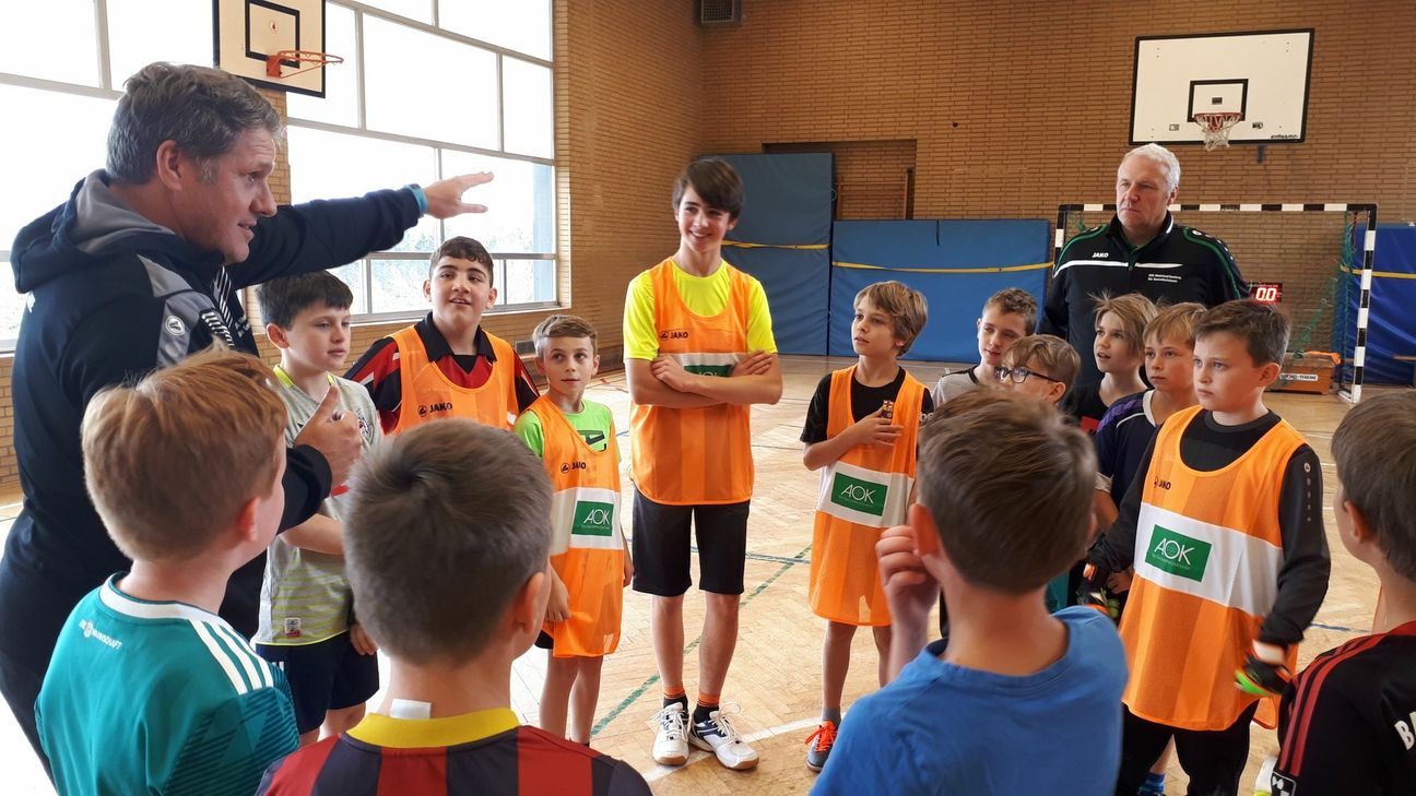 Die Ex-Profis von Borussia Mönchengladbach, Martin Klinkert und Marcel Witeczek, trainierten den Fußball-Nachwuchs am FGV.