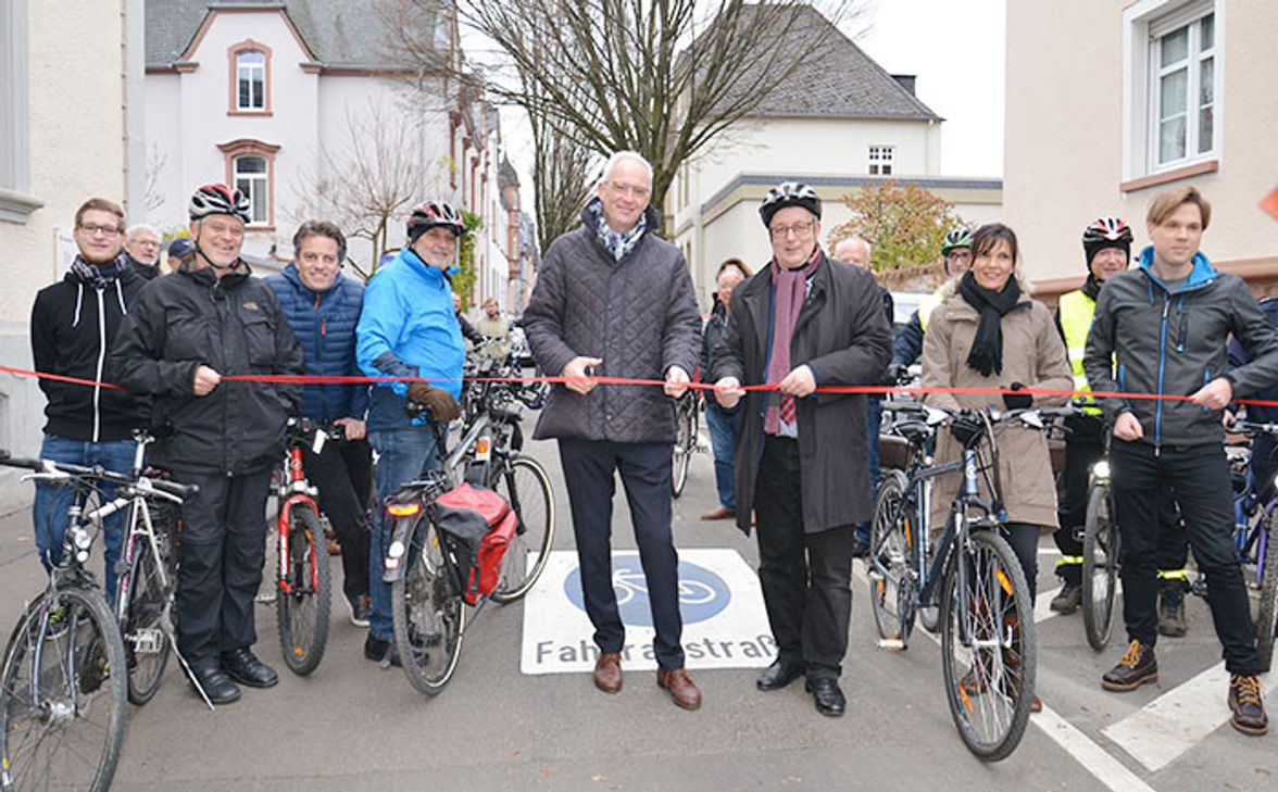 Flankiert von Mitgliedern des kommunalpolitischen Arbeitskreises Radverkehr durchschneiden Wolfram Leibe und Andreas Ludwig das Band zur Freigabe der ersten Trierer Fahrradstraße. Foto: Stadt Trier