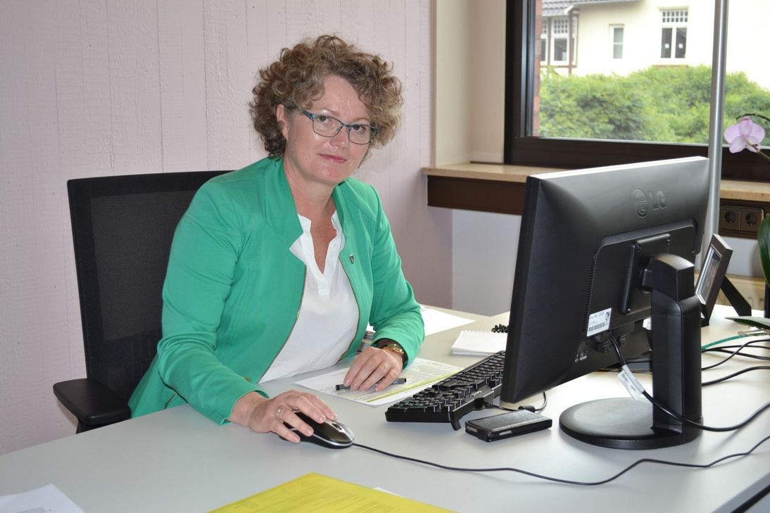 Bürgermeisterin Anna-Katharina Horst am Schreibtisch im Weilerswister Rathaus: Nimmt sie auch nach dem 27. November noch diesen Platz ein? Foto: Bach