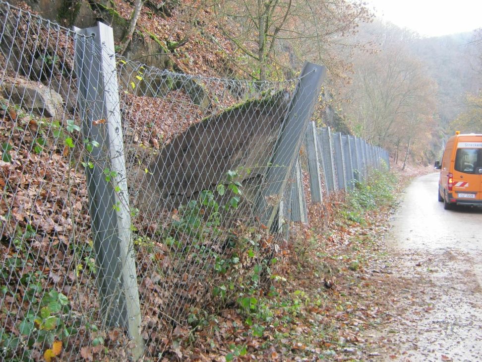Bei einer regelmäßigen Kontrolle an der K7 entdeckten Streckenposten jüngst diesen Felssturz. Der Fangzaun hat dem Druck standgehalten. Foto: Kreisverwaltung