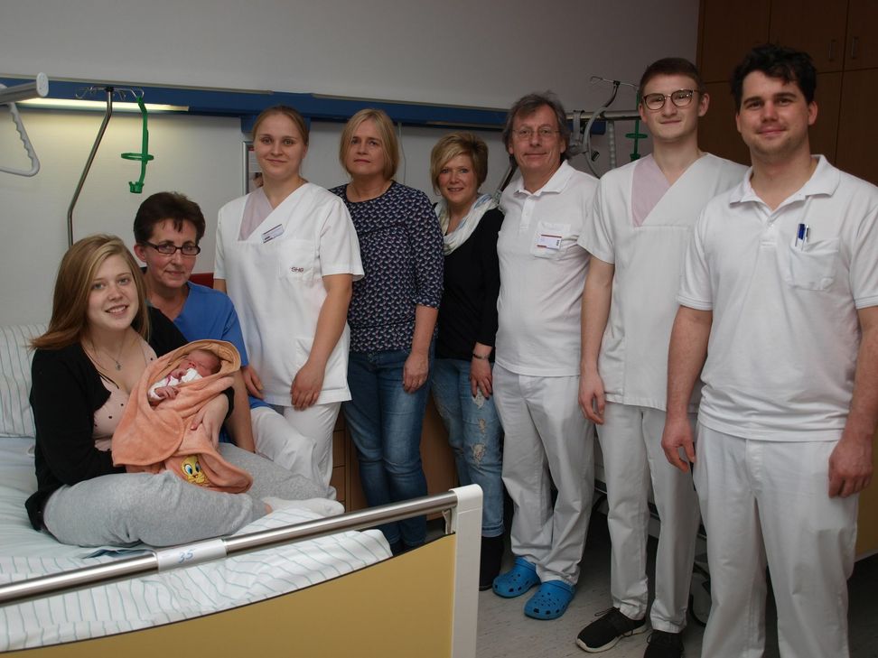 Mit der stolzen Mama Jessica und Oma Susanne Litz (4. von rechts) freuen sich v.re. Assistenzarzt Felipe Bejar, Auszubildender zum Gesundheits- und Krankenpfleger Claudio Klein, Chefarzt Stefan Stein, Abteilungsleitung in der Pflege Judith Frühauf, Kinderkrankenschwester Daria Gnyp und Hebamme Boguslawa.