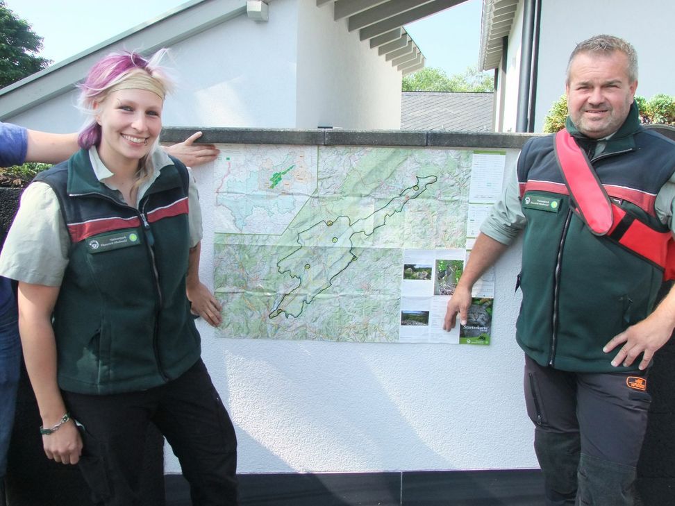 Rangertouren durch den Nationalpark, so wie hier mit Alexandra Bloch und Hardy Hoffmann auf der Waldtour bei Neuhütten-Muhl, sind sehr beliebt. Foto: Fischer