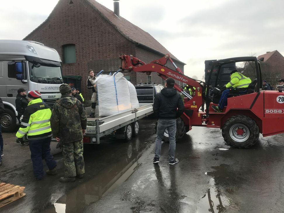 Mit einem Stapler wurden die Bigpacks entladen.