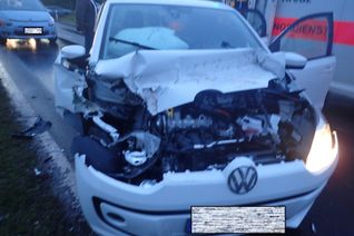 Das Fahrzeugfront ist völlig zerstört. Foto: Polizei