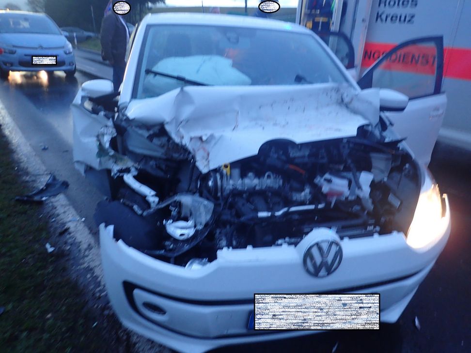 Das Fahrzeugfront ist völlig zerstört. Foto: Polizei