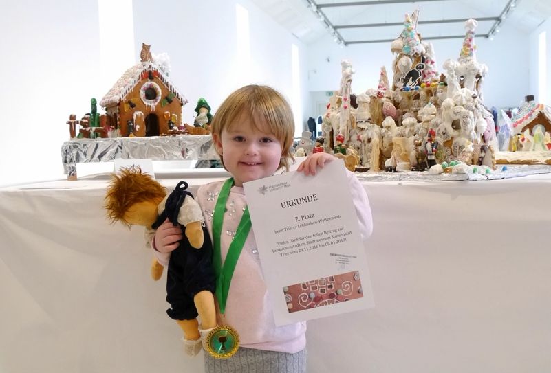 Bastienne (3) aus Riveris vor ihrem Beitrag "Eispalast de Bastienne", 2. Platz in der Kategorie "Kinder". Foto: Stadtmuseum Simeonstift