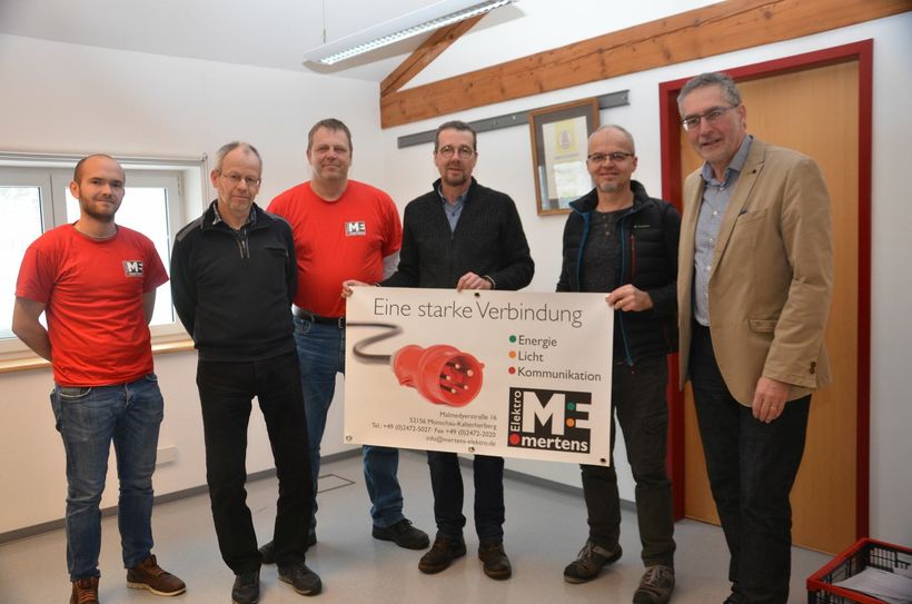 Ludwig Voß (r.), Geschäftsführer der Kreishandwerkerschaft Aachen mit Teilen des siegreichen Teams von Elektro Mertens aus Kalterherberg um Firmenchef Stephan Mertens (4.v.l.). Foto: T. Förster