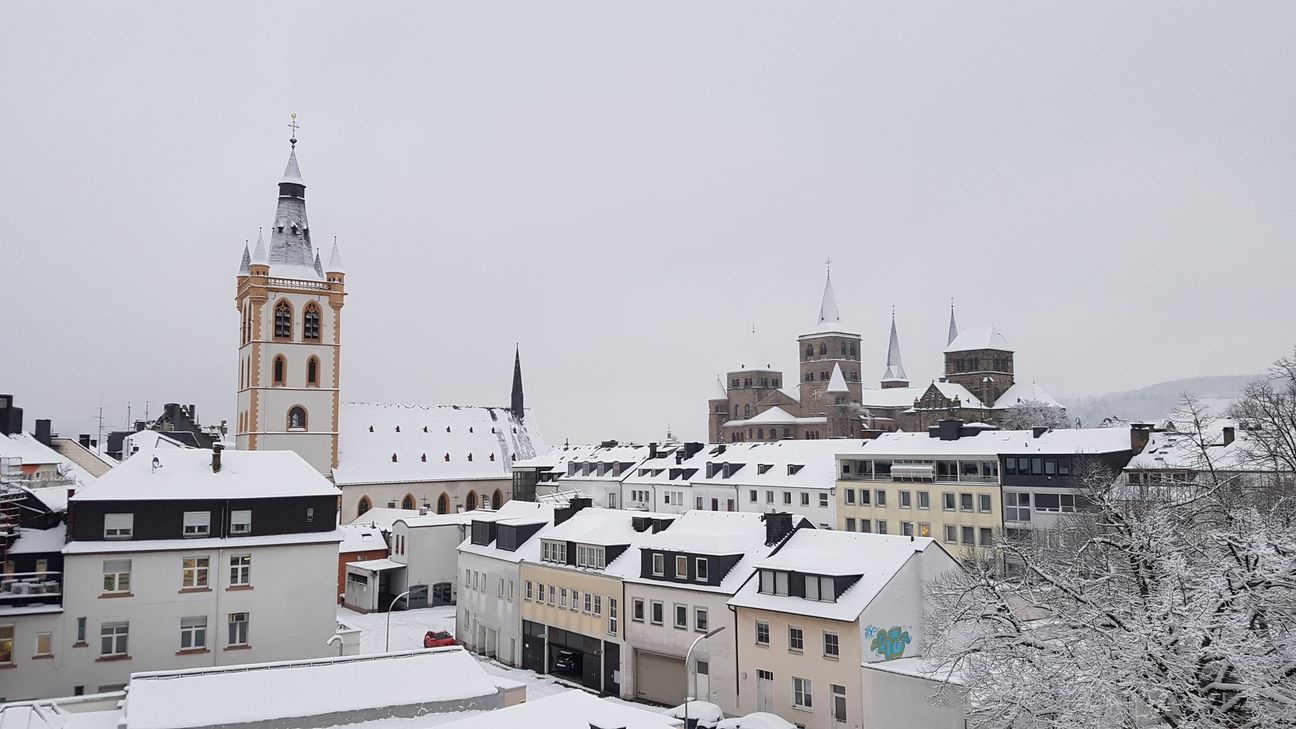 Nicht ganz alltäglicher Anblick: Die Trierer Innenstadt ist eingeschneit. Leserfoto von Christian Eisenbrand
