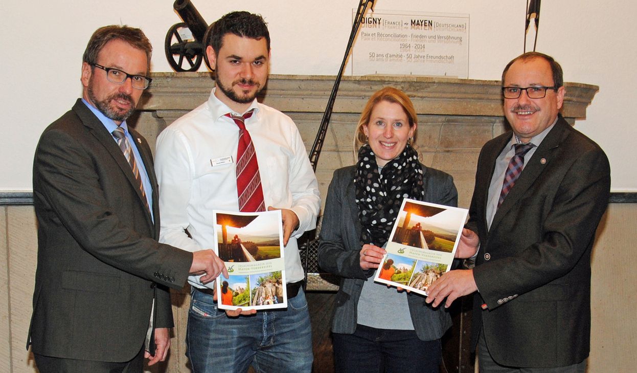 Von links: Oberbürgermeister Wolfgang Treis, David Möller (Tourist-Information Stadt Mayen), Svenja Schulze-Entrup (Touristik-Büro Verbandsgemeinde Vordereifel) und Verbandsgemeindebürgermeister Gerd Heilmann freuen sich über die gemeinsam aufgelegte Broschüre.
