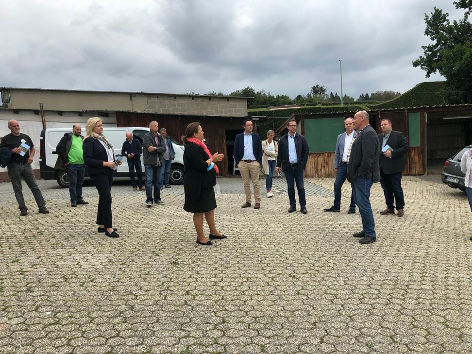 NRW-Landwirtschaftsministerin Ursula Heinen-Esser besuchte den Hof von Rolf Funken (vorne, r.) in Mützenich. Sie machte sich ein Bild von der landwirtschaftlichen Arbeit in der Eifel, nahm aber auch die Sorgen und Nöte der Bauern verständnisvoll auf. Fotos: T. Förster