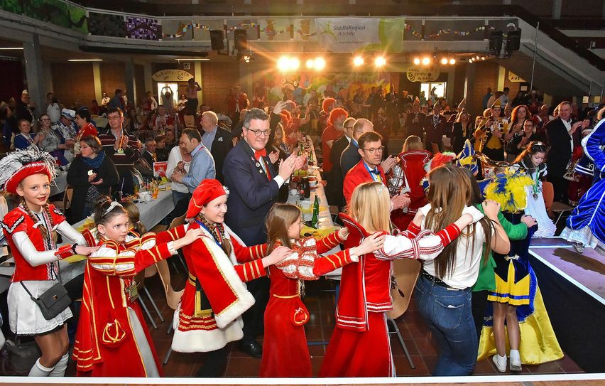 Mit einer großen Polonaise ging es für die insgesamt 37 jungen Tollitäten auf die Bühne. Auch Städteregionsrat Dr. Tim Grüttemeier (Bildmitte) hatte sichtlich Freude beim diesjährigen Kinderprinzenempfang in Aachen. Fotos: Andreas Herrmann