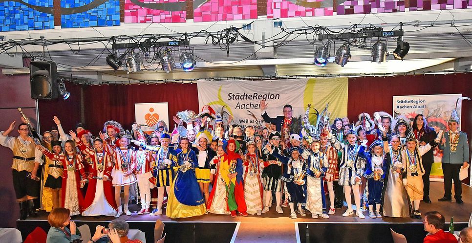 37 junge närrische Tollitäten aus der gesamten Region waren der Einladung von Städteregionsrat Dr. Tim Grüttemeier zum großen Empfang der StädteRegion nach Aachen-Brand gefolgt. Das prächtige Bild ist einmalig in der Region. Fotos: Andreas Herrmann