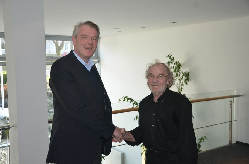 Verlagsleiter Alexander Lenders (l.) überreichte dem »singenden Hirten«, Reiner Jakobs, einen Scheck über 500 Euro. Als Ersatz für Weihnachtsgeschenke bescherte der WochenSpiegel nun den Förderkreis für krebskranke Kinder.