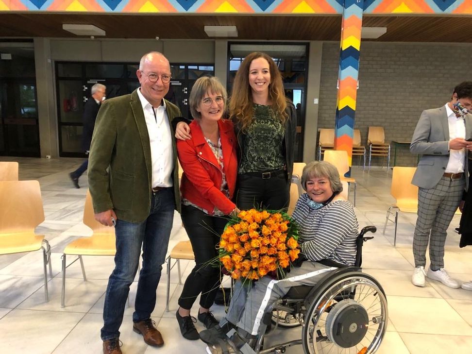 Silvia Mertens ist neue Bürgermeisterin der Stadt Monschau - hier im Kreis ihrer Familie. Foto: Cloesgen