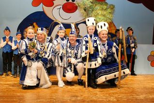 Die großen und kleinen Narrenherrscher der KG Biebesse dürfen sich auch nach Ende der »tollen Tage« noch einmal kräftig feiern lassen. Am Sonntag, 6. März, wird der Rosenmontagszug nachgeholt - mit noch mehr Wagen und Gruppen geht es durch Höfen.